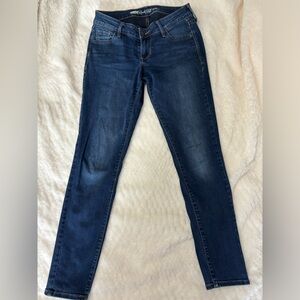 Women’s Old Navy, low rise, rockstar, skinny Jean size 8.